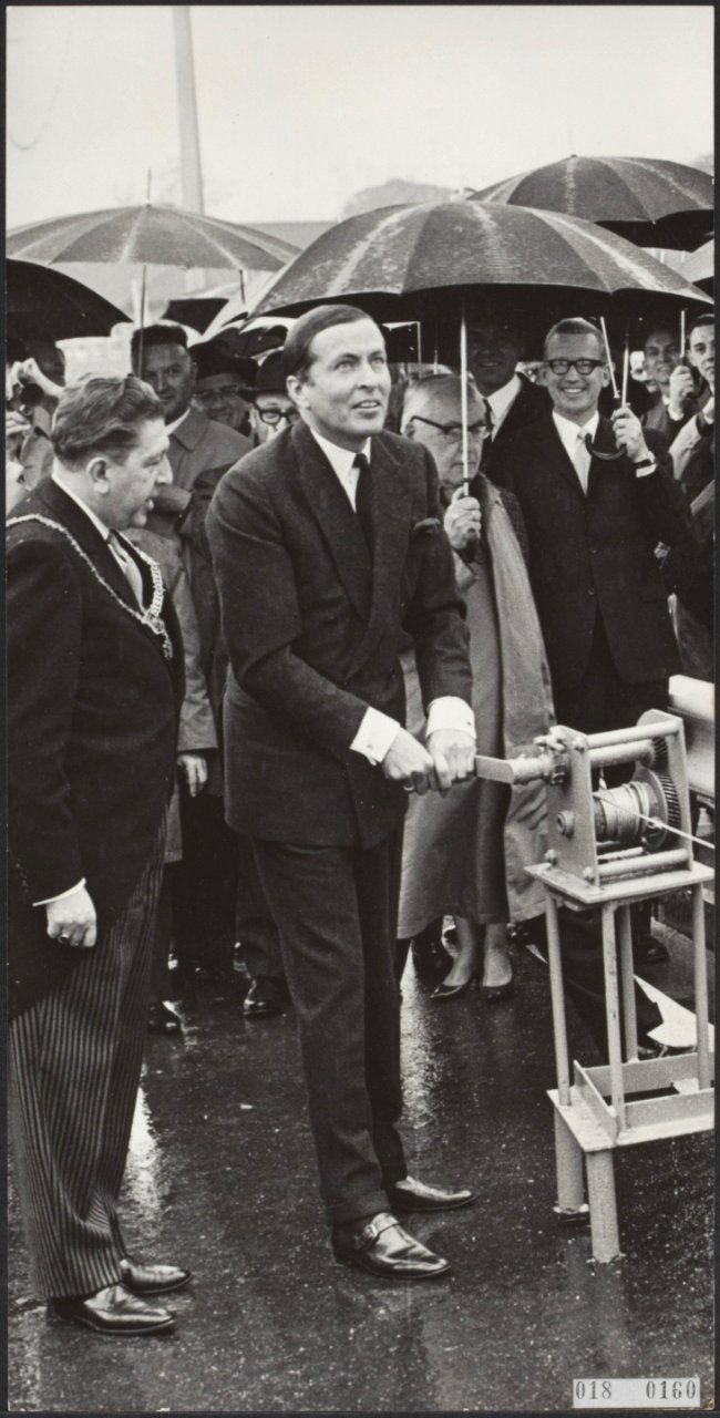 Reeks 018-0159 tm 018-0160 Claus opent de Kennedybrug in Maastricht, Bestanddeelnr 018-0160