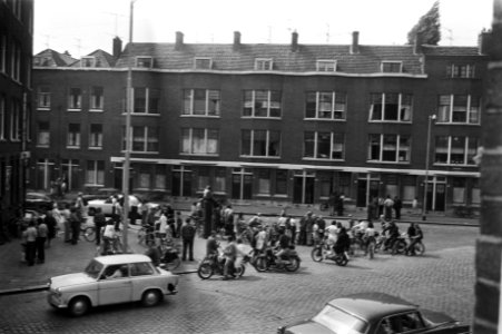 Rellen en onrust in Rotterdamse Afrikaanderbuurt ivm Turkse pensions, mensen , Bestanddeelnr 925-8016