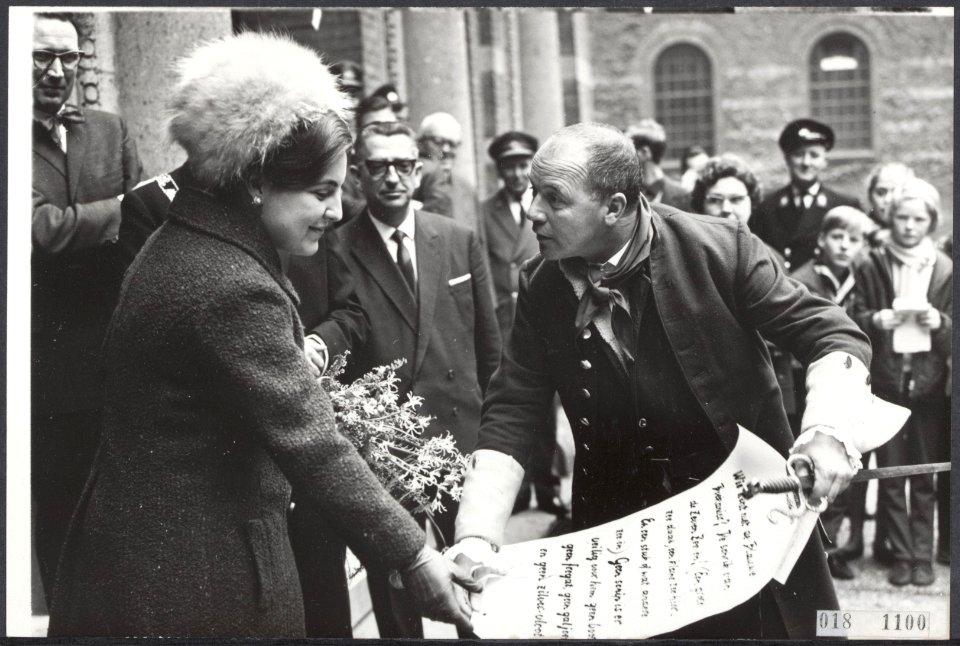 Reeks 018-1099 tm 018-1100 prinses Margriet bezoekt Rotterdam voor een aantal o, Bestanddeelnr 018-1100