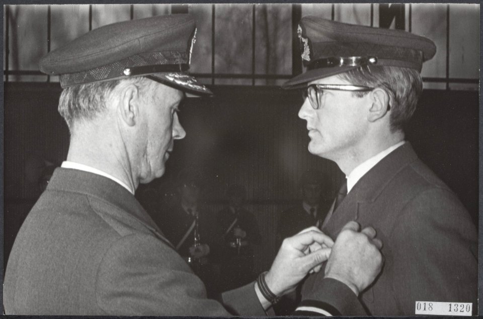 Reeks 018-1319 tm 018-1320 Pieter van Vollenhoven ontvangt zijn militair brevet, Bestanddeelnr 018-1320