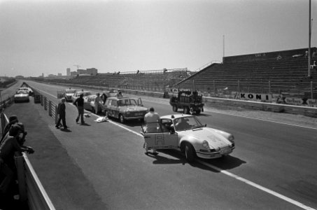 Reddingswagens van Duits team op circuit van Zandvoort, Bestanddeelnr 926-6015