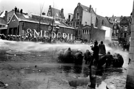Rellen bij ontruiming panden in Nieuwmarktbuurt in Amsterdam waterkanon in acti, Bestanddeelnr 927-8236