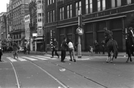 Relletjes in Amsterdam op Koninginnedag nr. 10 jonger hebben een tafel en stoe, Bestanddeelnr 922-3617
