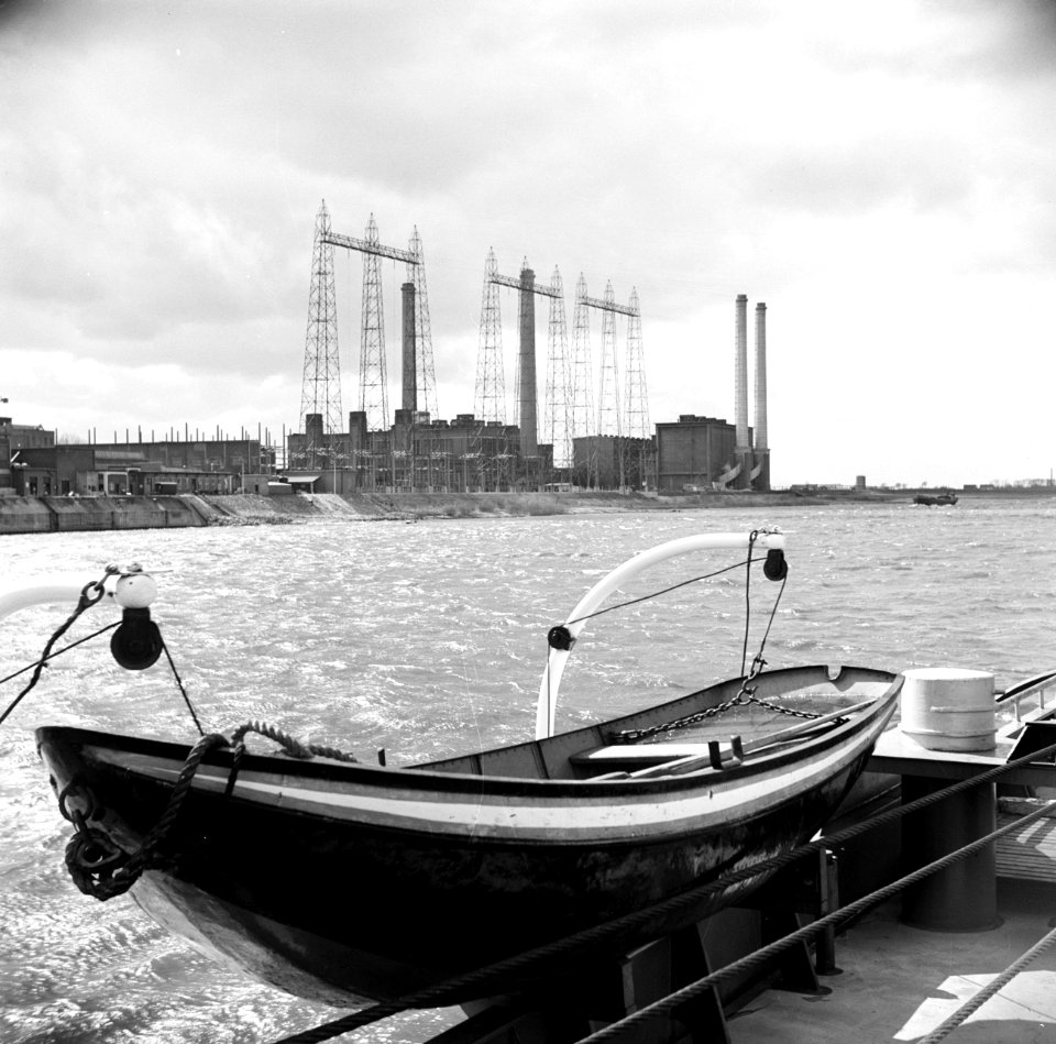Reddingsboot van de sleepboot, op de achtergrond de elektriciteitscentrale bij …, Bestanddeelnr 254-0963