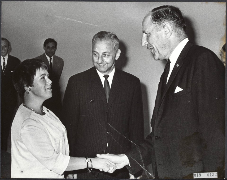 Reeks 019-0132 tm 019-0133 minister Luns wenst prinses Christina een goede rei, Bestanddeelnr 019-0132