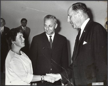 Reeks 019-0132 tm 019-0133 minister Luns wenst prinses Christina een goede rei, Bestanddeelnr 019-0132