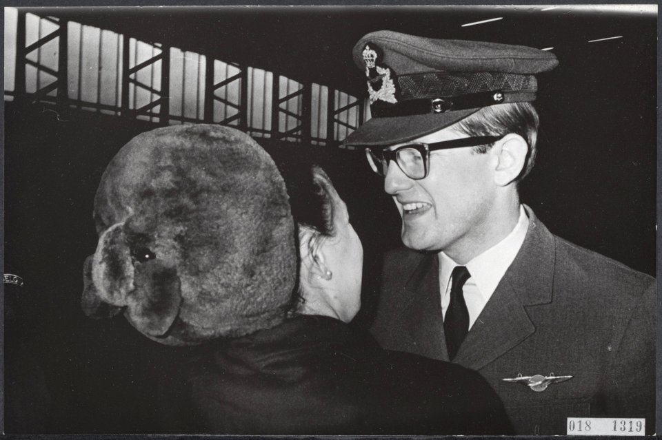 Reeks 018-1319 tm 018-1320 Pieter van Vollenhoven ontvangt zijn militair brevet, Bestanddeelnr 018-1319