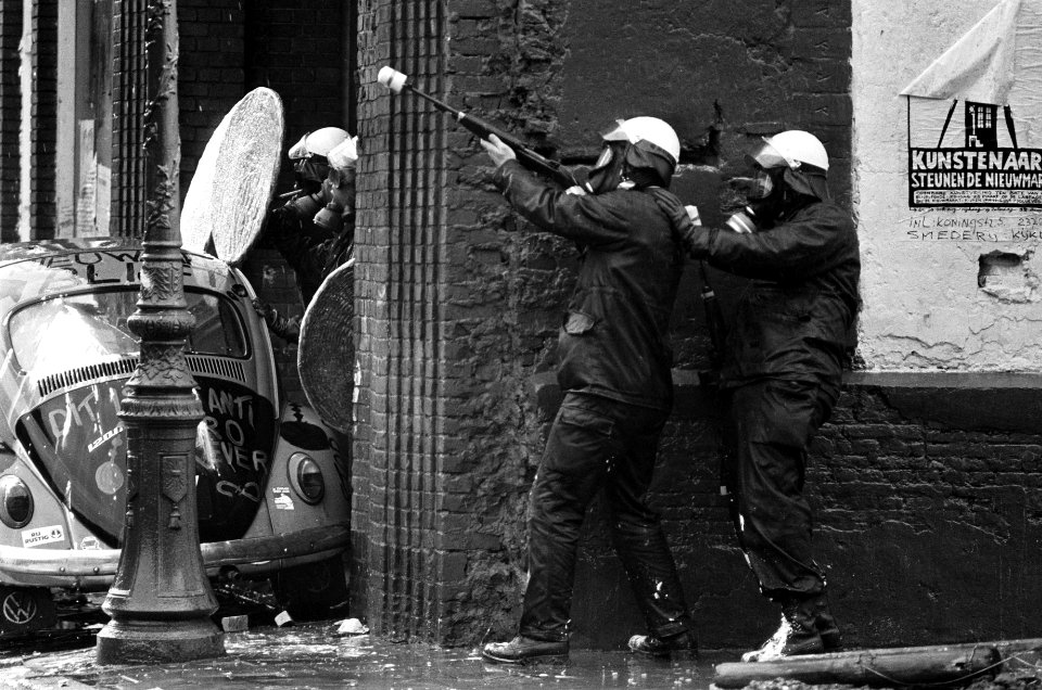 Rellen bij ontruiming panden in Nieuwmarktbuurt in Amsterdam actie met traangas, Bestanddeelnr 927-8234
