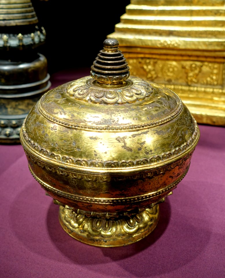 Reliquary with stupa-shaped top, China, Tang dynasty, 600s AD, gilt bronze - Arthur M. Sackler Gallery - DSC05224