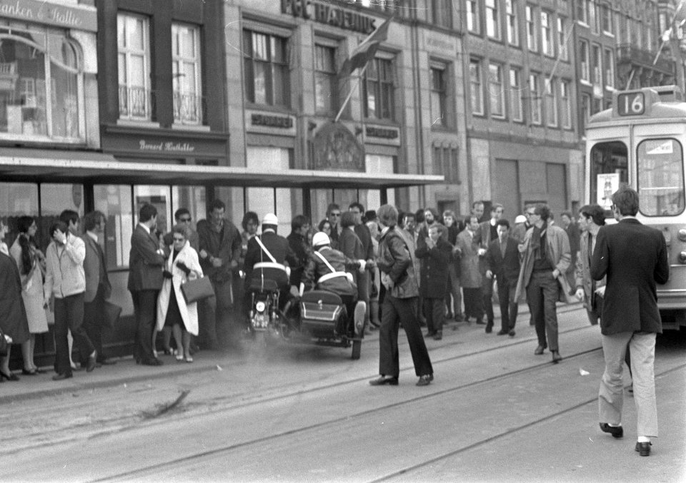 Relletjes in Amsterdam op Koninginnedag nr. 10 jonger hebben een tafel en stoe, Bestanddeelnr 922-3621