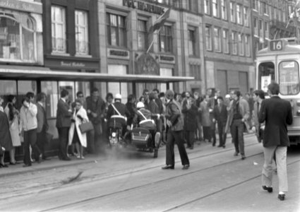 Relletjes in Amsterdam op Koninginnedag nr. 10 jonger hebben een tafel en stoe, Bestanddeelnr 922-3621