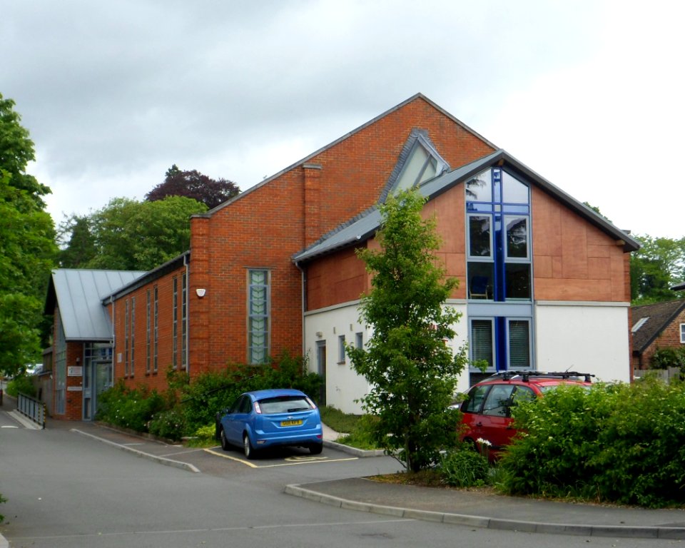 Redhill Baptist Church, Hatchlands Road, Redhill (June 2013)
