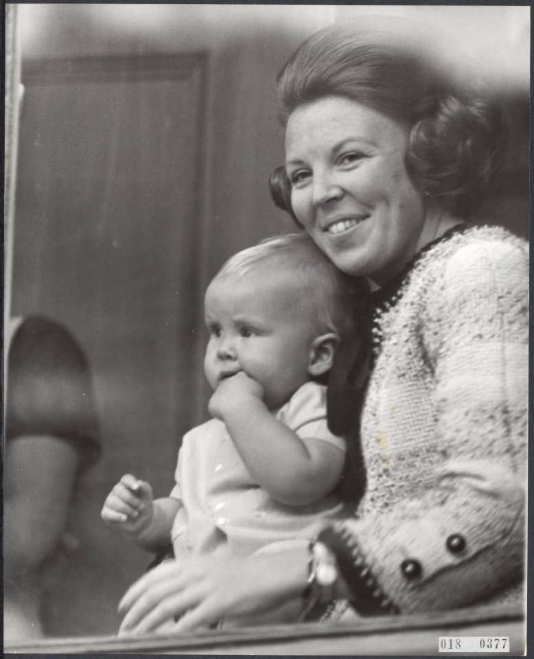 Reeks 018-0376 tm 018-0378 Beatrix en Claus met prins Willem-Alexander bij het , Bestanddeelnr 018-0377