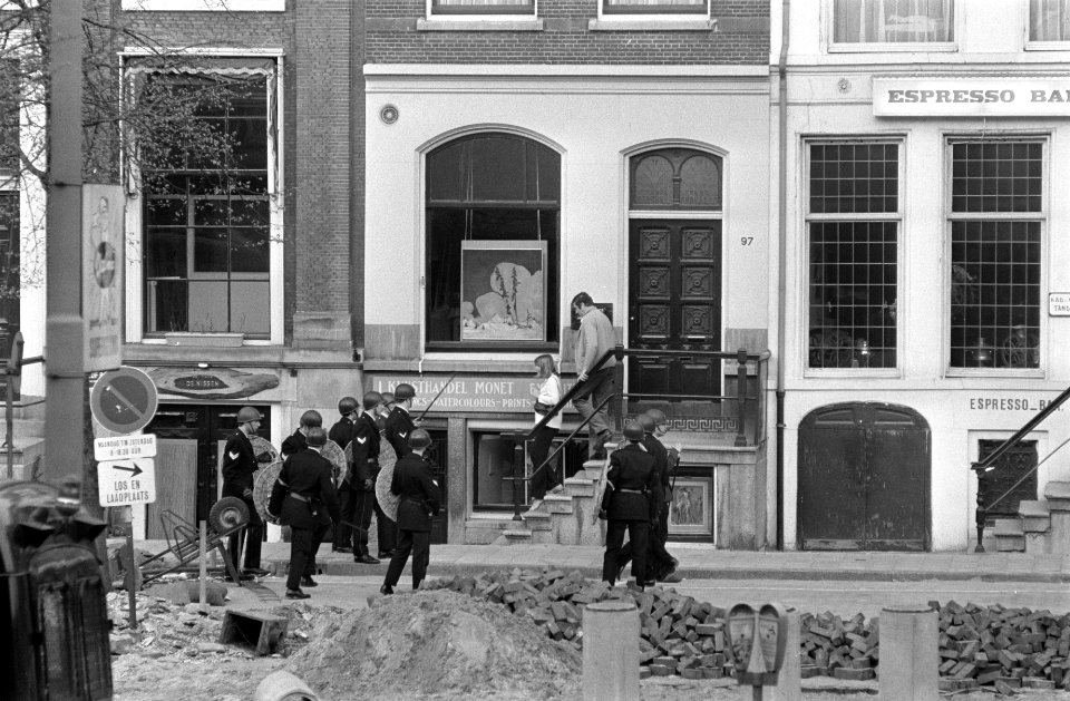 Relletjes in Amsterdam op Koninginnedag nr. 10 jonger hebben een tafel en stoe, Bestanddeelnr 922-3618