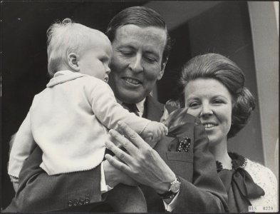 Reeks 018-0376 tm 018-0378 Beatrix en Claus met prins Willem-Alexander bij het , Bestanddeelnr 018-0378