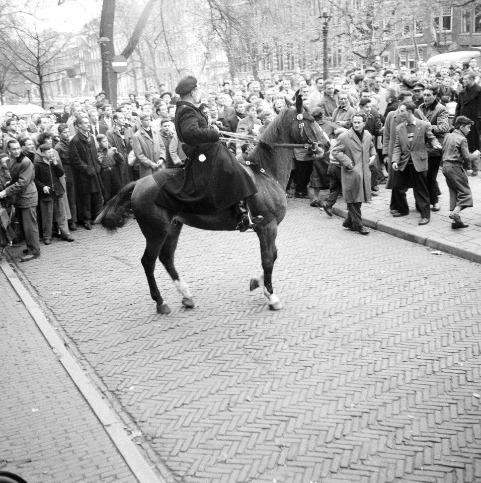 Relletjes op de Keizersgracht bij het redactiekantoor van De Waarheid in het geb, Bestanddeelnr 934-6028