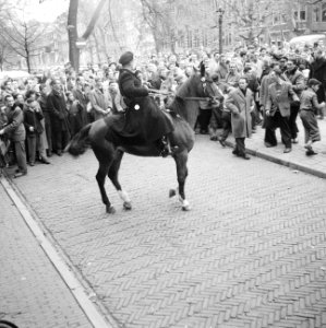 Relletjes op de Keizersgracht bij het redactiekantoor van De Waarheid in het geb, Bestanddeelnr 934-6028