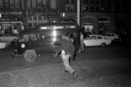 Rellen in verband met slaapverbod op Dam, Amsterdam jongen gooit stenen, Bestanddeelnr 923-7765