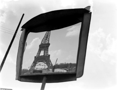 Reflectie van de Eiffeltoren in een spiegel, Bestanddeelnr 252-1600