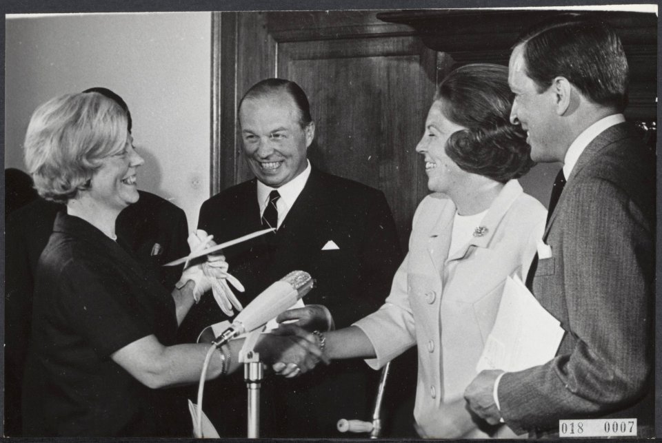 Reeks 018-0006 tm 018-0007 schenking deel huwelijkscadeau Beatrix aan gehandica, Bestanddeelnr 018-0007