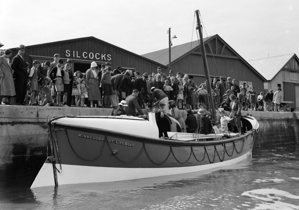 Reddingsboot aangemeerd bij een loods, Bestanddeelnr 190-1108