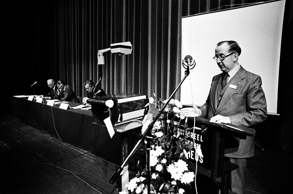 Redevoering door VNO voorzitter van Veen, Bestanddeelnr 930-2524