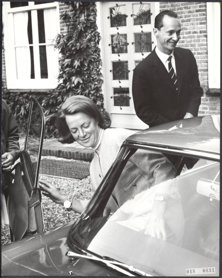 Reeks 018-0888 tm 018-0892 Irene en Carel-Hugo bezoeken een dienst in de R.K.-K, Bestanddeelnr 018-0891