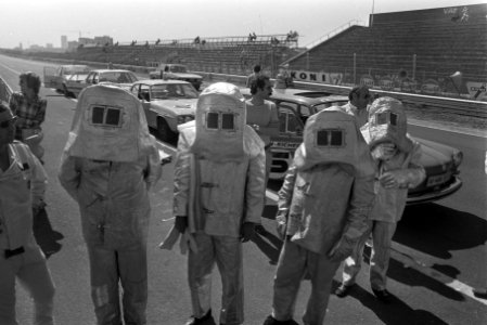 Reddingswagens van Duits team op circuit van Zandvoort, reddingsteam, Bestanddeelnr 926-6017