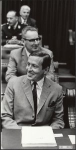 Reeks 018-0128 tm 018-0129 Claus bezoekt de commissievergadering in de Tweede K, Bestanddeelnr 018-0129