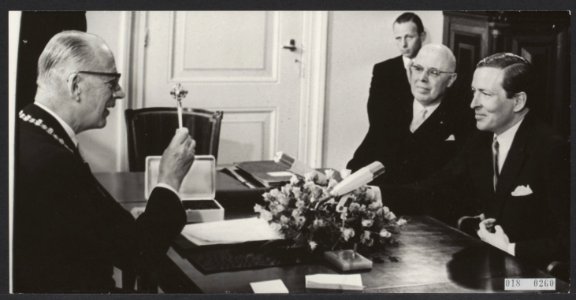 Reeks 018-0260 tm 018-0261 prins Claus doet geboorte-aangifte op het stadhuis v, Bestanddeelnr 018-0260