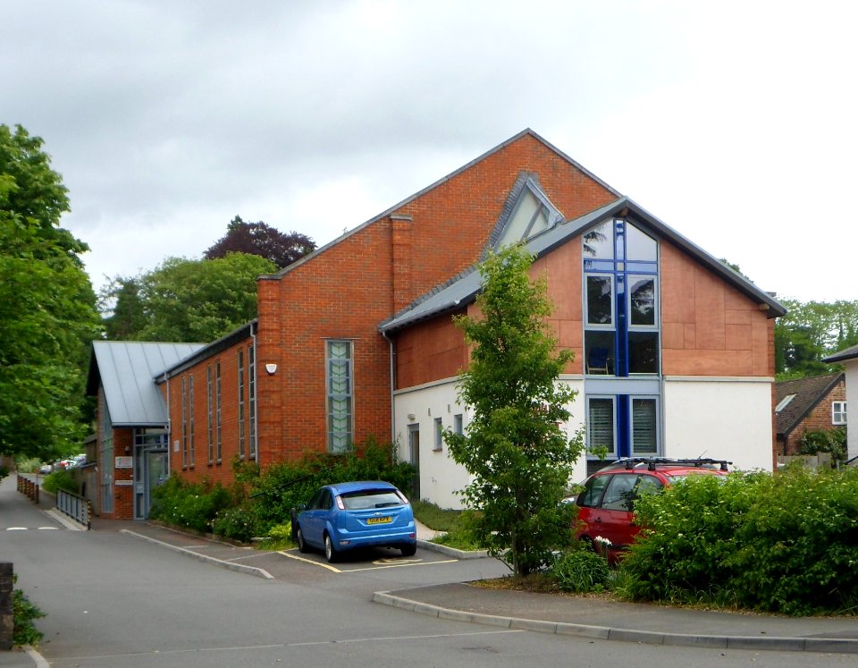 Redhill Baptist Church, Hatchlands Road, Redhill (June 2013) (1)