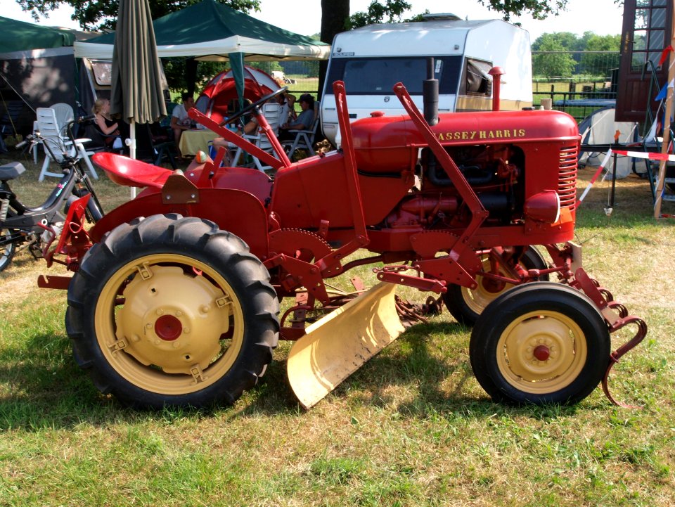 Red Massey Harris tracktor pic1
