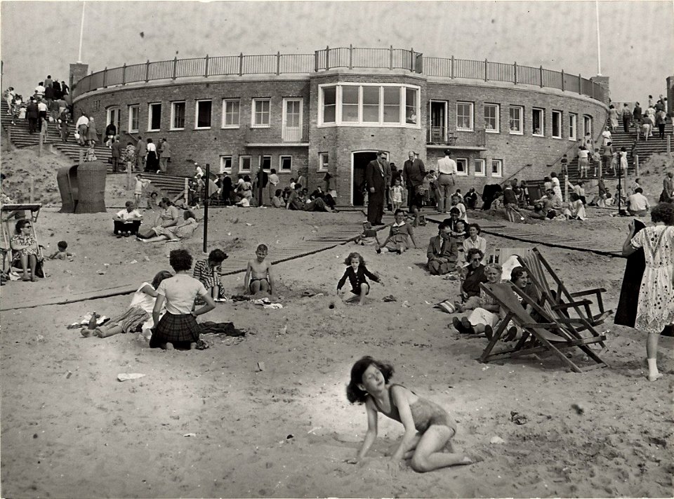 Reddingspost De Rotonde, gezien van het strand. Aangekocht in 1977 van fotograaf C. de Boer. Identificatienummer 54-004538, NL-HlmNHA 54010752