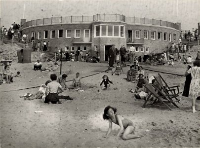 Reddingspost De Rotonde, gezien van het strand. Aangekocht in 1977 van fotograaf C. de Boer. Identificatienummer 54-004538, NL-HlmNHA 54010752