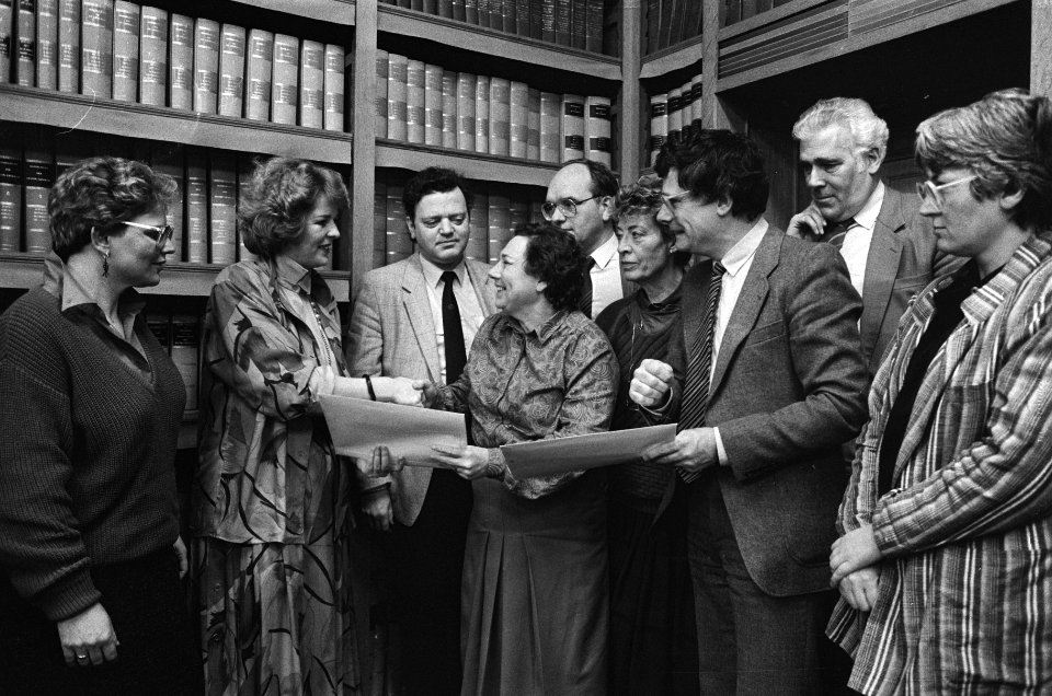 Redcomite Verpleging Nederland biedt zwartboek Euthanasie aan aan de kamercommis, Bestanddeelnr 933-5442