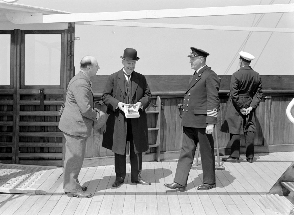 Reder Willem Ruys kijkt lachend als uitgever Andries Blitz (l) het boek met de t, Bestanddeelnr 191-0176