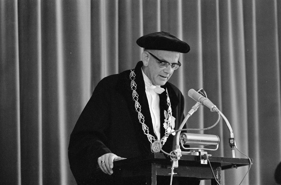 Rector Magnificus mr. W.F. de Gaay Fortman tijdens zijn openingsspeech, Bestanddeelnr 919-5822