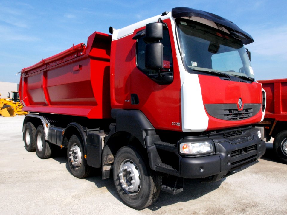 Red Renault 370 truch