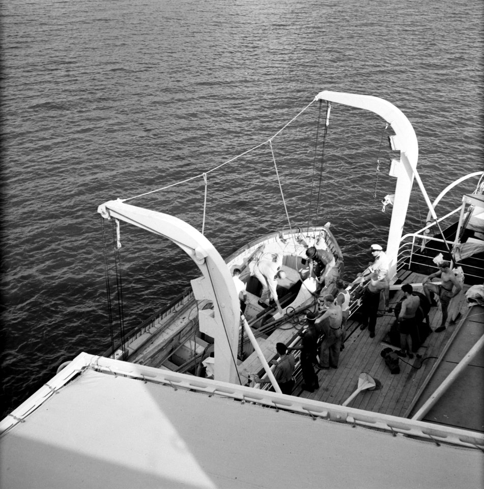 Reddingboot van een vrachtschip in een haven op Trinidad, Bestanddeelnr 252-5382