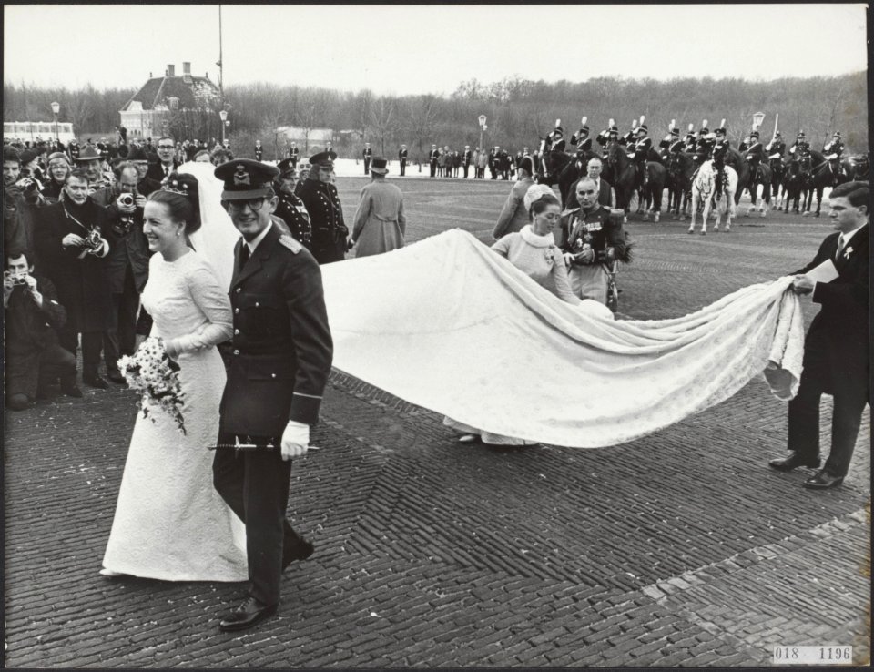 Reeks 018-1194 tm 018-1196 huwelijksdag van Margriet en Pieter vertrek van pal, Bestanddeelnr 018-1196