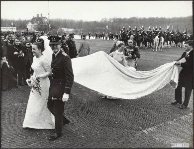 Reeks 018-1194 tm 018-1196 huwelijksdag van Margriet en Pieter vertrek van pal, Bestanddeelnr 018-1196