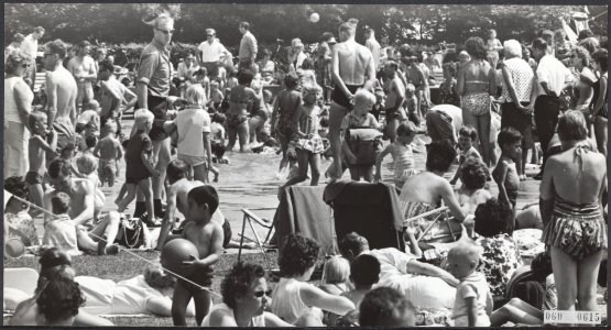 Reeks 060-0615 tm 060-0617. Amsterdammers baden in de vijvers tegen de hittegol, Bestanddeelnr 060-0615
