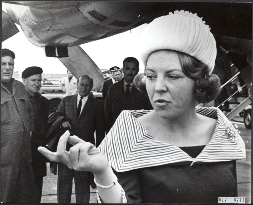 Reeks 017-711 tm 017-0712 terugkeer Beatrix van bezoek Wenen, Bestanddeelnr 017-0711