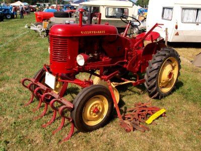 Red Massey Harris tracktor pic5