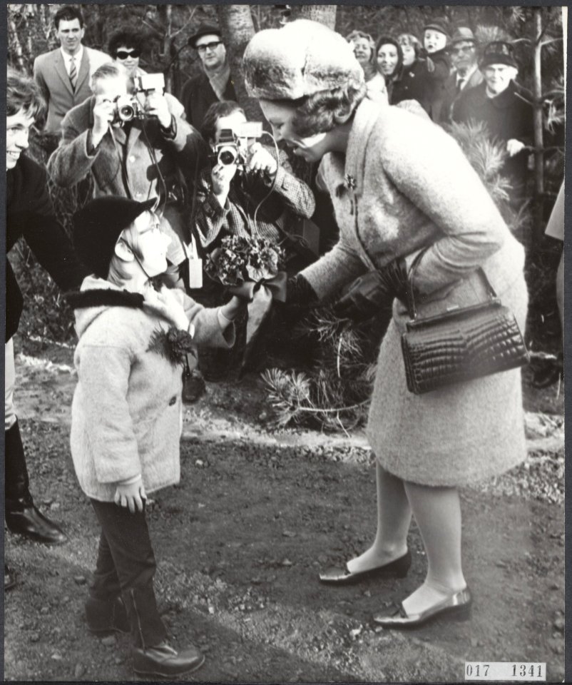 Reeks 017-1341 tm 017-1343 Beatrix en Claus openen Madurodam-manege in Den Haa, Bestanddeelnr 017-1341
