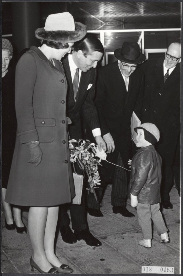 Reeks 018-0152 tm 018-0153 Beatrix en Claus begroeten kind bij opening Metro te, Bestanddeelnr 018-0153