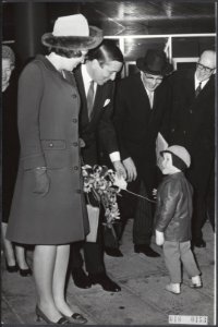 Reeks 018-0152 tm 018-0153 Beatrix en Claus begroeten kind bij opening Metro te, Bestanddeelnr 018-0153