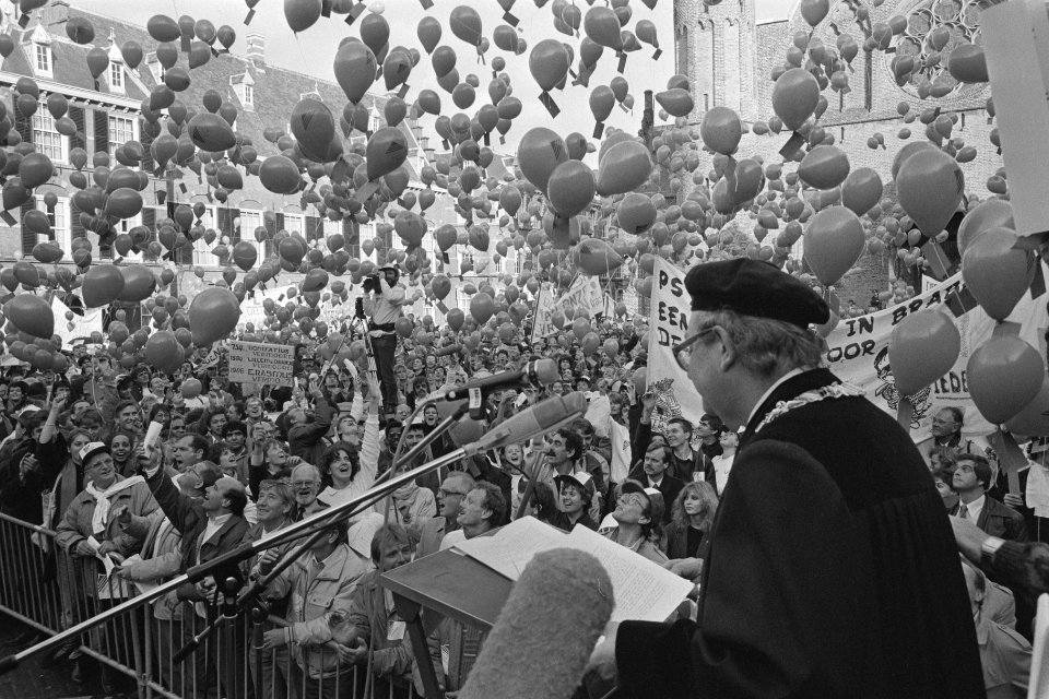 Rector magnificus van Moor spreekt demonstranten van Katholieke Universiteit Bra, Bestanddeelnr 933-8121