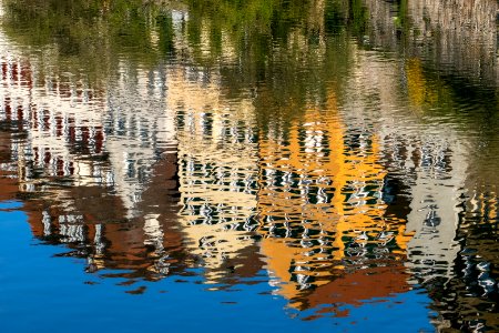 Reflektion der Neckarfront in Tübingen auf dem Neckar
