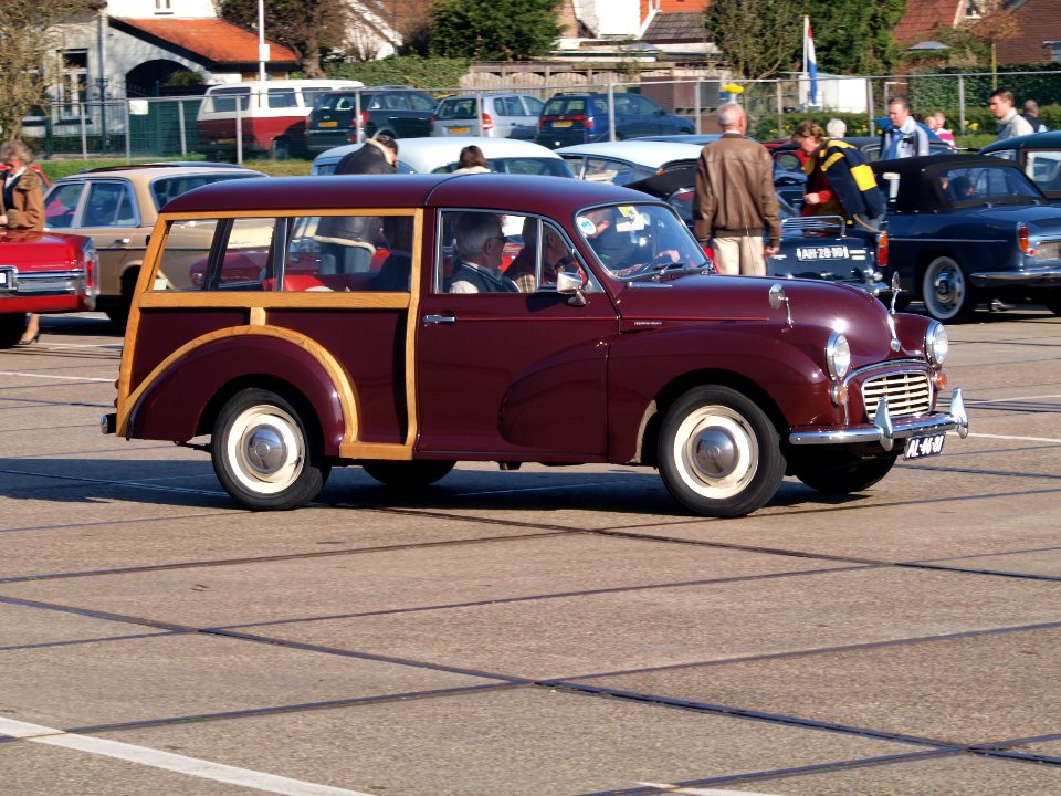 Red Morris Minor Traveller (1968) Dutch licence registration AL-46-81, pic6